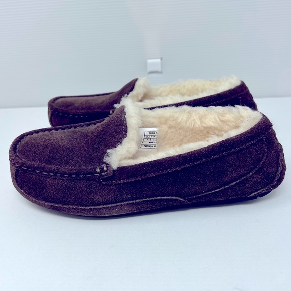 UGG**Ascot Brown Suede Unisex Slippers**US 4 $95 - Picture 6 of 7